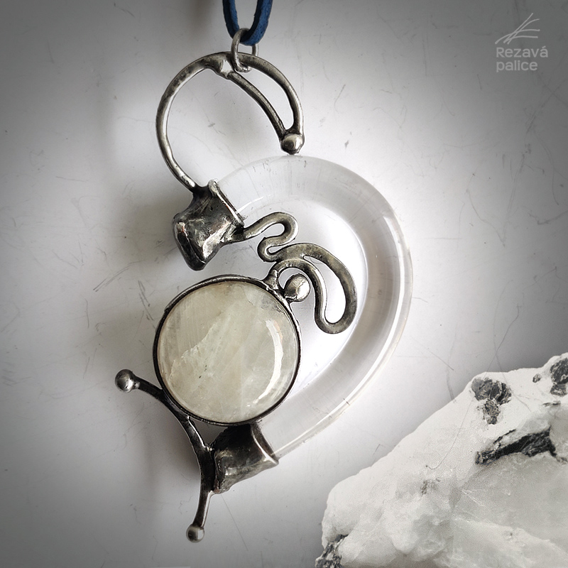 153 ucho sklo mesicni